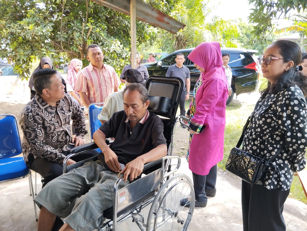 Dinas sosial kota tebing tinggiPenyerahan kursi roda satu unit secara simbolis oleh Pak Pj. Walikota Tebing Tinggi di Kelurahan Tambangan